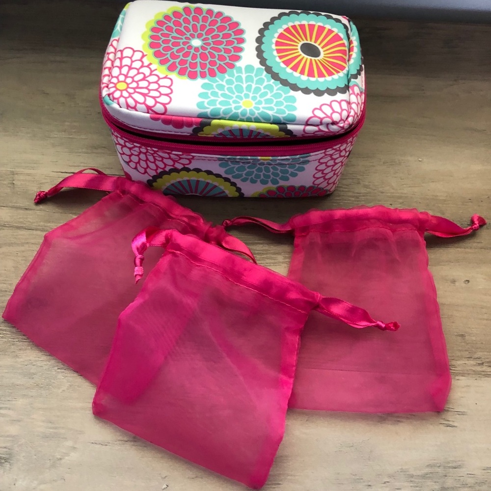 Thirty-one jewelry travel case